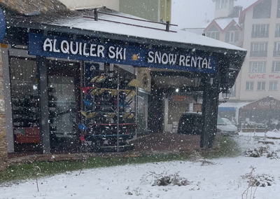 Imagen nevada de la entrada a la tienda Skisol - alquilerskisol.com